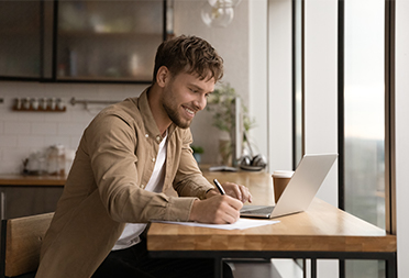 Homme écrivant sur un document en papier